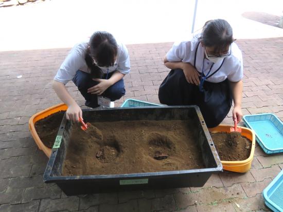 画像：発掘体験準備作業の様子