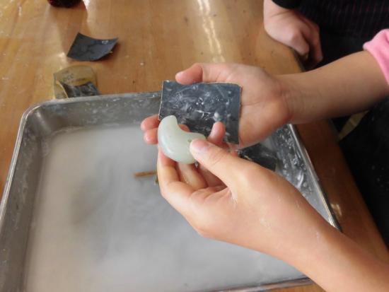 画像：勾玉作りの様子