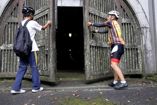 雁坂トンネル避難抗入り口写真