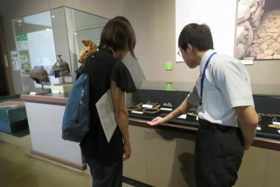 画像：来館者への展示解説