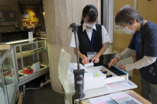 画像：ミュージアムショップの販売補助