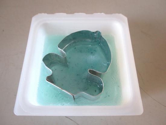 画像：型に石けんを流し込む