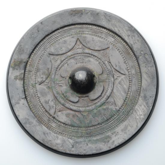 画像：甲斐銚子塚古墳出土・内行花文鏡