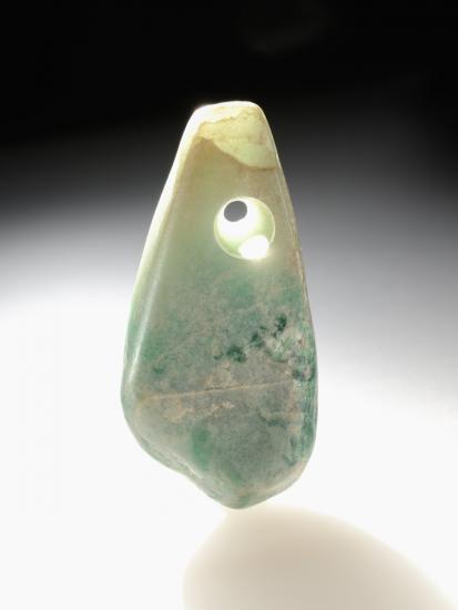 画像：天神遺跡出土・翡翠製大珠