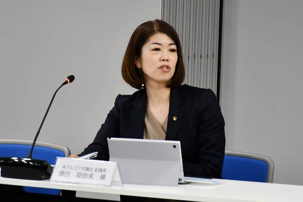 人口減少危機突破に向けた県民評議会の様子（南アルプス市議会藤田亜由美副議長）