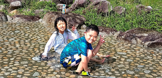 施設内の池で楽しむこども