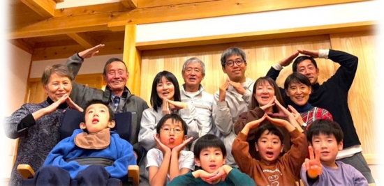 宿泊棟内での集合写真
