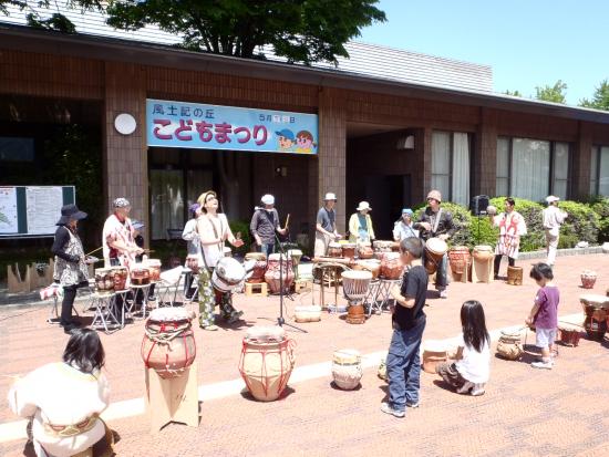 画像：縄文土器太鼓演奏の様子