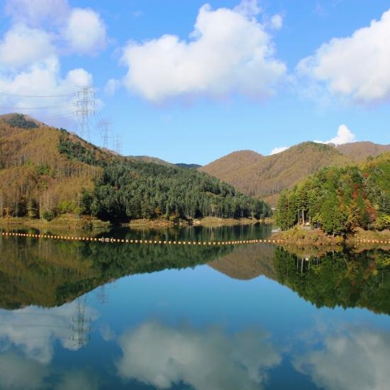 紅葉した山と湖面と雲