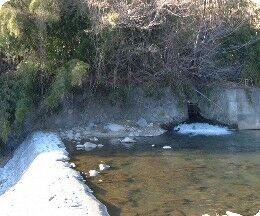 中央右側が水路トンネル出口（西保取水口からの水）