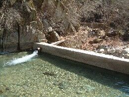 注水鉄管出口（大烏沢取水口からの水）