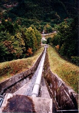 水圧鉄管を見おろしたところ（下釜口発電所上水槽）