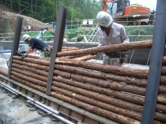 木製残存型枠工作業中