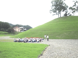 画像：古墳見学の様子