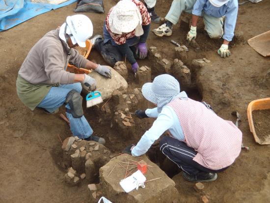 0324_廻り田遺跡B区2号溝遺物出土4