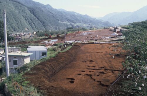 緩やかな斜面に遺跡がある