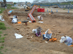 発掘調査中の足原田遺跡（作業風景）