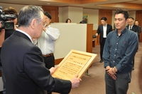 富田氏の表彰式写真