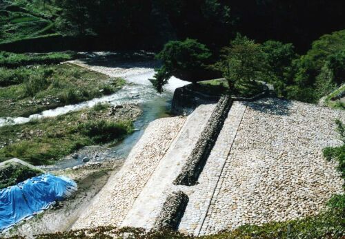 勝沼堰堤全景（北から）