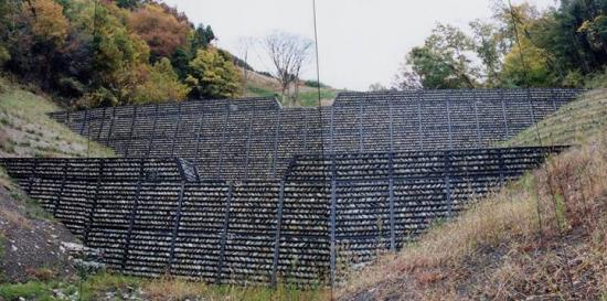 地すべり対策工法(鋼製谷止工〉