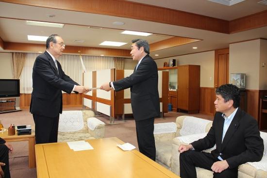 知事に提言を行う棚本議長