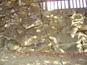 甲府城研究室_城内探検_継ぎ足した石垣