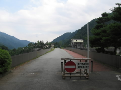 堤体進入路の風景