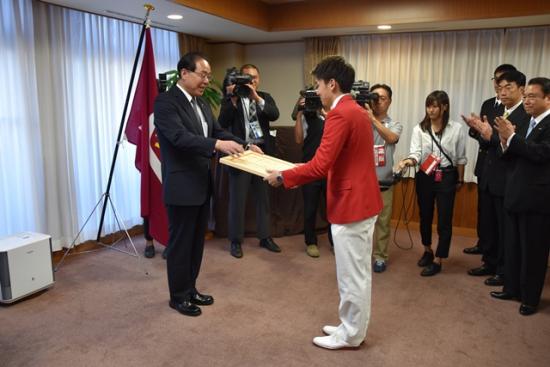 表彰状を授与される江原騎士選手