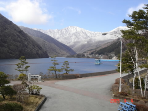 管理棟から見えるダム湖面