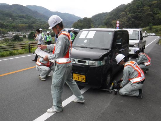 峡南建設事務所による車両移動装置取り付け状況