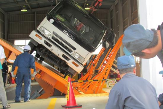 H30自動車検査ライン見学3