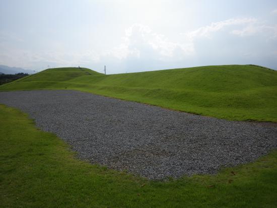 丘陵側から見た古墳