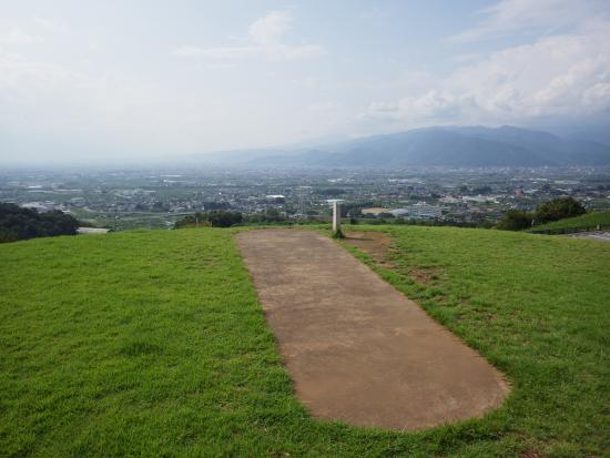 主体部と墳頂から見た盆地