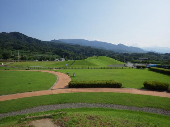 盃塚古墳から見た岡・銚子塚古墳
