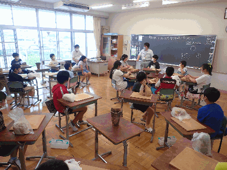 土器成型の手順を学んでいます